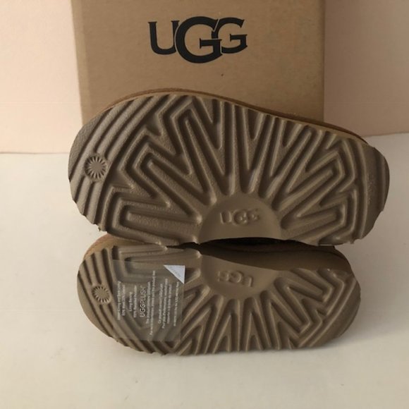 UGG Classic II Graphic Stitch Leather Kids' Short Boot for boy or girl. Size: 6 - Picture 8 of 13